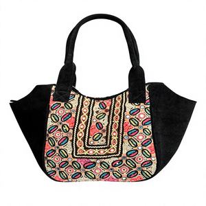 Sac fourre-tout ethnique artisanal en velours brodé, imperméable, avec fermeture éclair - Product Image 1