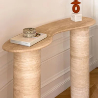 Table console en marbre travertin beige Dream Home, plateau ondulé organique, base double cylindre épaisse, meuble d'entrée.