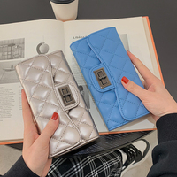 Dompet Wanita Elegan Multi Slot Model Quilted dengan Kunci Logam dan Banyak Kantong, Tempat Kartu Wanita