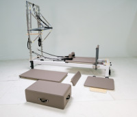 Reformer Pilates en aluminium réglable avec tour multifonction, lit de base type Half Cadillac pour l'exercice corporel en studio et à domicile