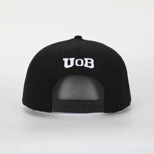 Gorra de béisbol para hombre, gorra de poliéster negra con logotipo bordado de 5 paneles, gorra deportiva con agujero cortado con láser para rendimiento al por mayor - Product Image 5