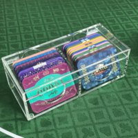 Étui pour plaques de Baccarat en acrylique transparent de qualité supérieure avec couvercle à charnière, découpe en U pour les doigts et 20 compartiments rectangulaires pour jetons en céramique