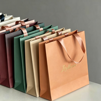 Sac de courses en carton blanc recyclable avec logo sérigraphié personnalisable, structure en papier épais, aspect luxueux léger, grande capacité de charge