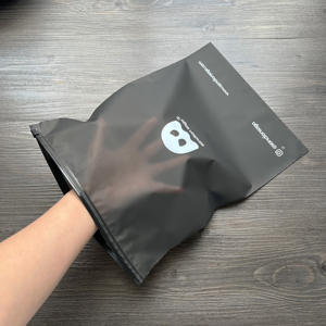 Sacs en plastique translucides noirs à fermeture éclair pour vêtements, sous-vêtements et chaussettes, avec logo personnalisé - Product Image 3