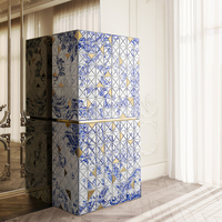 Armoire de rangement innovante, finitions en bois texturé, base en laiton poli, style nordique, luxe léger, armoire pour salon