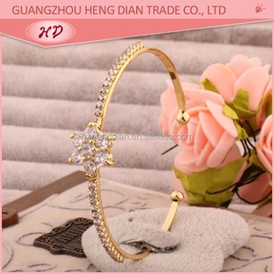 Brazalete Abierto con Flor de Cristal CZ Chapado en Oro de 18K, Varios Estilos, Circonita Cúbica, Ajustable, Delgado, Elegante y Moderno - Product Image 2