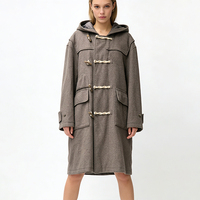 Manteau long pour femme en mélange de laine 100% avec logo personnalisé en usine, style décontracté, texture douce, fermeture à boutons, poche