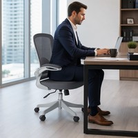 Chaise de bureau ergonomique à dossier mi-haut en maille avec logo personnalisé, accoudoirs rabattables, dossier en S et base pivotante à vérin à gaz pour le bureau
