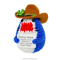 Vente en gros de décorations créatives pour la maison, poupée d'accompagnement émotionnel, amigurumi, requin tricoté à la main au crochet, objets décoratifs