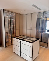 Armoire de dressing modulaire de luxe moderne sur mesure pour chambre à coucher avec éléments réglables en bois et cuir, grande capacité de rangement