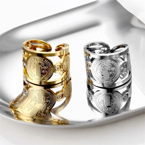 Bague en zircon massif plaqué or Offres Spéciales Bague exorciste catholique de luxe en acier inoxydable pour mon fils - Product Image 1