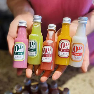 Rỗng 1.7 Floz Nhỏ Whisky Whiskey Chai Rỗng Pet Nhựa Rượu Bắn Rượu Vang <span class=keywords><strong>Mini</strong></span> Rượu Chai 50Ml Với Bằng Chứng Giả mạo Mũ - Product Image 2