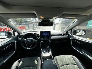 Toyota <span class=keywords><strong>RAV4</strong></span> <span class=keywords><strong>2022</strong></span> 2.0L CVT FWD, Transmisión Automática, Volante a la Izquierda, Color Oscuro, R17, Imagen Panorámica de 360°, Control de Crucero, Auto Usado - Product Image 5