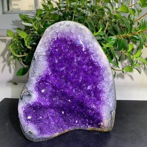 Vente en gros de grappe de géodes d'améthyste naturelle violet foncé du Brésil et d'Uruguay, 1-3 kg, cristal brut de guérison, ornement Feng Shui pour la prospérité - Product Image 3