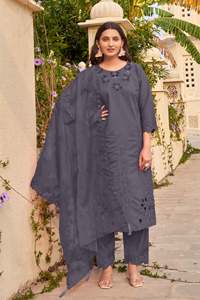 Mid Grey Khatli Cut Work Ragga Roman Silk Suit Set con Organza Dupatta Mujeres Precio al por mayor Hecho a mano Producto a granel - Product Image 4