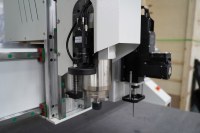 Routeur CNC A2 1300 NC Studio 4KW avec caméra CCD, couteau oscillant, moteur à roulement pour l'industrie publicitaire, la mousse souple et les films plastiques