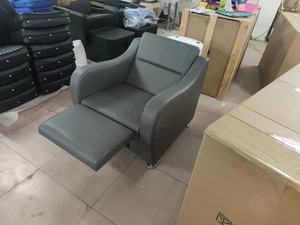 Chaise de lavage semi-inclinable en cuir PU blanc avec repose-jambes réglable pour salon de coiffure et usage extérieur - Product Image 2