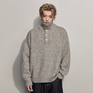 Locker sitzender Herrenpullover mit halbem Rollkragen und Knöpfen für einen lässigen Vintage-Stil im minimalistischen Design für Herbst und Winter. - Product Image 1