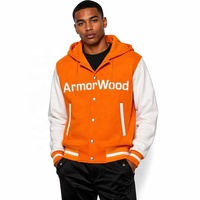 Blouson universitaire à capuche pour homme en daim croûte de porc avec logo brodé appliqué personnalisé, fermeture éclair contrastante simple boutonnage, style streetwear, OEM