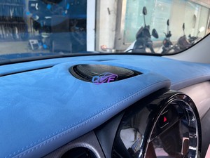 La <span class=keywords><strong>BMW</strong></span> Mini a mis à niveau ses panneaux de porte, ses panneaux d'instruments, ses housses de siège et son intérieur au style <span class=keywords><strong>Alcantara</strong></span> bleu personnalisé. - Product Image 2
