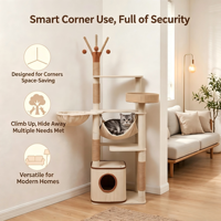 Tour d'escalade pour chat d'intérieur moderne en bois et sisal, multi-niveaux, avec poteaux à gratter, panier en peluche, hamac, jouet pompon et base anti-basculement