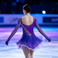 Robe de patinage artistique à col haut et dos ouvert, manches longues, en maille ornée de strass, pour enfants et adultes, pour compétitions et spectacles sur glace