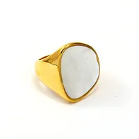 Bague de doigt unisexe tendance en acier inoxydable plaqué or, avec incrustation de coquille blanche irrégulière de 22 mm, style signet massif