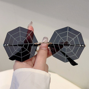 Nuova personalità divertente Spider <span class=keywords><strong>Web</strong></span> Frameless <span class=keywords><strong>occhiali</strong></span> da <span class=keywords><strong>sole</strong></span> alla moda per la strada forma concava per feste di scena UV400 per il commercio estero - Product Image 1