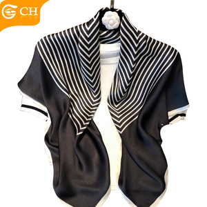 2025 anno nuovo Designer bianco <span class=keywords><strong>nero</strong></span> a righe donna eleganti sciarpe 100% seta personalizzazione morbido Comfort sciarpa donna - Product Image 4