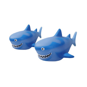 2025 trend küçük ördek PVC bebek banyo sıkmak su püskürtme köpekbalığı oyuncak - Product Image 5