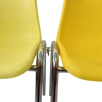 Chaise en plastique connectable avec pieds en métal pour location de salles d'événements et fêtes