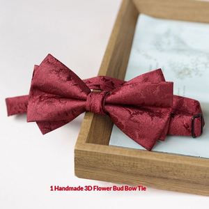 Ensemble de soirée haut de gamme pour homme, comprenant un cravate rouge rayée, une chemise jacquard, une nœud papillon et une pochette de costume, idéal pour les mariages et occasions festives. - Product Image 3