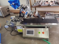 Applicateur automatique d'étiquettes d'autocollant de poche de table de haute qualité Machine d'étiquetage plate de sac en papier