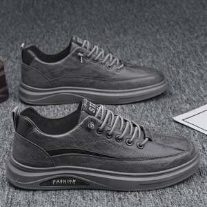 Printemps hommes nouveau style sport et chaussures en cuir décontractées pour hommes, chaussures de planche, noir, anti-dérapant et résistant à l'eau - Product Image 1