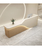 Bureau de réception moderne en pierre artificielle écologique avec éclairage intégré et design incurvé personnalisé pour hôtel et école