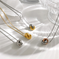 Collier pendentif double anneau entrelacé simple multicolore en acier inoxydable plaqué or 18 carats, chaîne de clavicule bicolore pour femme