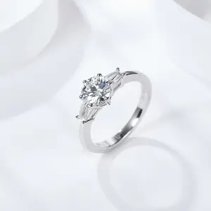 Женское круглое кольцо с бриллиантом