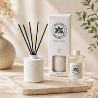 Diffuseur de parfum en céramique blanche de 200 ml personnalisé par Arovi-Factory, avec bâtonnets noirs et boîte cadeau avec fenêtre.