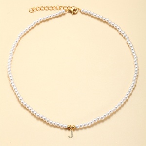 Collar de cadena con colgante de letra inicial de acero inoxidable chapado en oro de alta calidad, resistente al agua, con 26 letras iniciales y cadena de perlas. - Product Image 6
