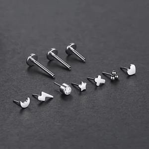 Orecchino a conchiglia senza filo spingere con accento CZ brilla in Piercing in lega di titanio ASTM-F-136 leggero - Product Image 1