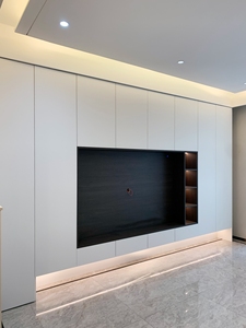 Meuble TV flottant moderne avec étagères ouvertes et tiroirs à LED, laque blanche et pierre, pour salon - Product Image 1