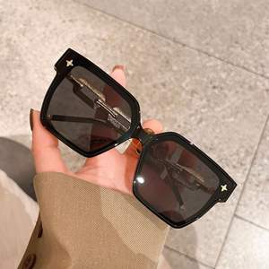 Nuevas gafas de sol de moda para mujer, montura negra de PC, protección UV400, decoración cruzada, tipo 3, gafas de sol C4-6225 - Product Image 1