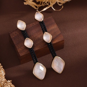 Boucles d'oreilles originales rétro en coquille d'ormeau pour femmes, boucles d'oreilles pendantes en nacre texturée de style occidental - Product Image 6