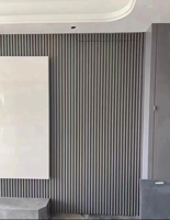 Nuevo diseño WPC Vertical Listón Valla Puerta Madera Aluminio Invisible Puerta de garaje Revestimiento Función impermeable Aplicación al aire libre