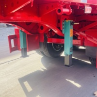 Semi-remorque en acier robuste avec côtés grillagés et porte-rampe pour le transport d'équipements