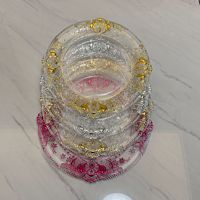 Assiette de présentation ronde élégante en plastique PP avec bordure dorée pour réceptions de mariage et décorations de table de fête