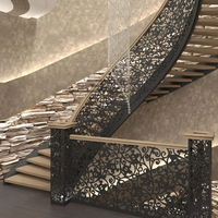 Escalier en colimaçon intérieur moderne de luxe, villa, hôtel, appartement, décoration, verre, chêne américain, marche écologique, durable, décoration de maison