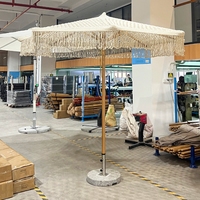 Parasol de patio moderne de luxe en aluminium, tressé à la main avec des franges en corde, macramé et crochet, fait sur mesure pour hôtel, cour et restaurant