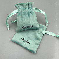 Pochette à bijoux en daim vert menthe personnalisée avec cordon de serrage et ruban en satin à volants pour emballage cadeau, logo OEM imprimé