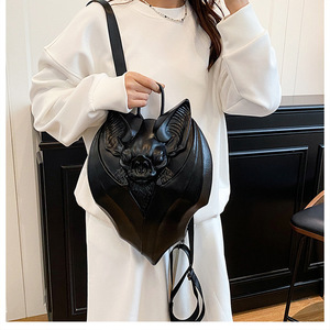 Bolsos personalizados de PVC para Halloween, divertidos bolsos cruzados con forma de murciélago estereoscópico 3D de gran capacidad para mujeres y hombres - Product Image 1